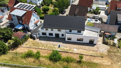 Exklusiver Neubau: Freistehendes Einfamilienhaus mit separater Einliegerwohnung