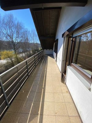 Stilvolle 2-Zimmer-Dachgeschosswohnung mit EBK und großem Balkon in Nürtingen