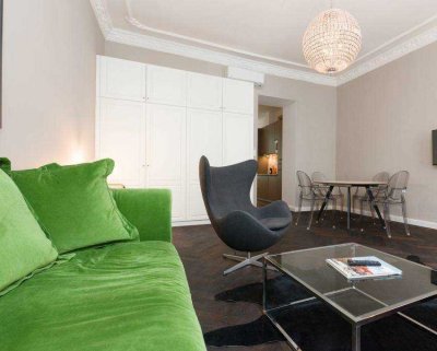 Stilvolle, vollst. renovierte 1,5-Zimmer-DG-Wohnung mit lux. Innenausstattung mit EBK