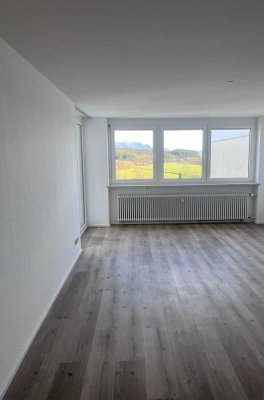 Vollständig renovierte Wohnung mit dreieinhalb Zimmern sowie Balkon und Einbauküche in Kempten