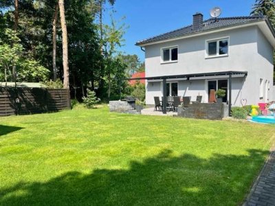 Gepflegtes freistehendes Haus mit Einbauküche und Garten zu vermieten.