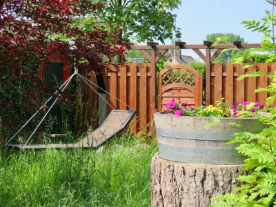 Gemütliches Einfamilienhaus mit wunderschönem Garten, 2 Garagen und einem Carport.