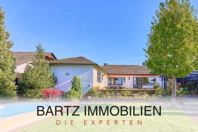 Stilvoller Winkelbungalow im Landhausstil auf großzügigem Grundstück mit traumhaften Blick