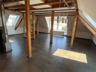 Außergewöhnlich Ansprechende und vollst. renovierte 1-Raum-DG-Wohnung mit geh. Innenausstattung