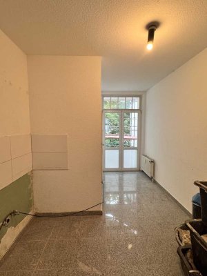 Teilrenovierte Altbauwohnung mit Balkon - guter Grundriss