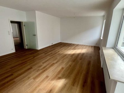 Renovierte 2-Zimmer-Wohnung mit 2 Balkonen / 2 Stellpl. in Bestlage von D-Oberkassel