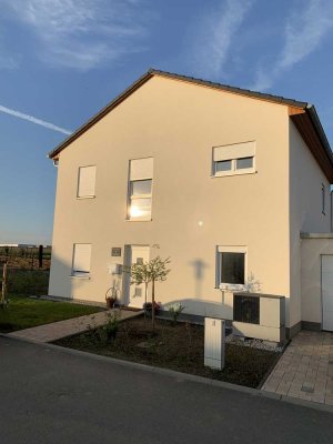 geräumiger Stadthausneubau in ruhiger Siedlung, Garage