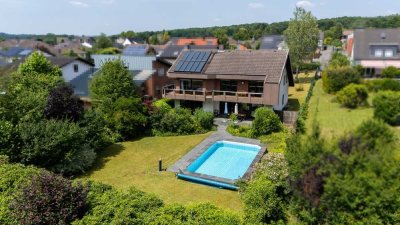 Engel & Völkers: Platz für Visionen - Großzügiges Wohnen mit Baugrundstück am Waldrand
