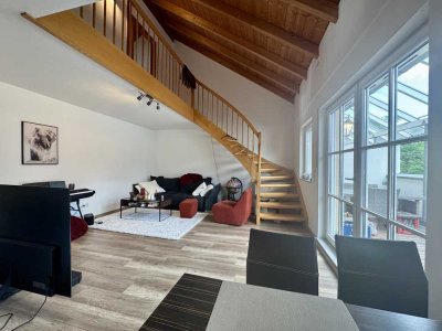 Im Herzen Ampfings: Galerie-Maisonette-Wohnung großem Balkon & TG-Stellplatz