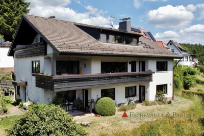 Dreifamilienhaus mit freistehender Hauptwohnung zur Eigennutzung und zwei vermieteten Nebenwohnungen