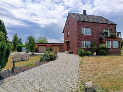 Freistehendes Ein- Zweifamilienhaus mit 2 Doppelgaragen