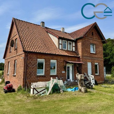 Handwerkerhaus: Zweifamilienhaus mit viel Potenzial in Heemsen / Großes Grundstück in Alleinlage