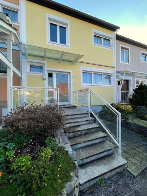Wohnen am Stadtrand: Charmantes Reihenhaus mit Terrasse und Garten