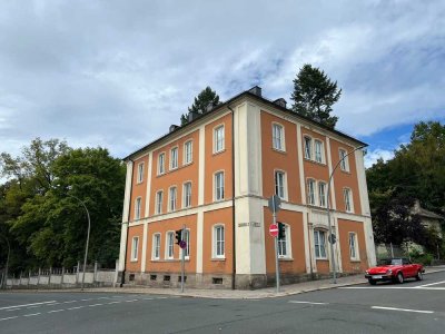 MFH Zentrum Hof mit 5 Wohnungen (ca. 562 m² Gesamtnutzfläche) & Nebengebäude mit Garagen - vermietet