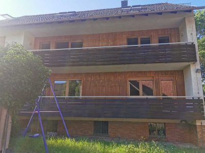 Attraktive 4-Zimmer-Hochparterre-Wohnung mit Balkon und Einbauküche in Illesheim
