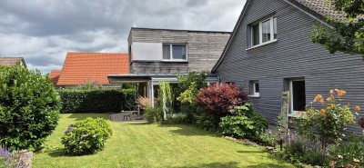 Freistehendes modernisiertes Einfamilienhaus mit großzügigem Raumangebot und gepflegtem Garten