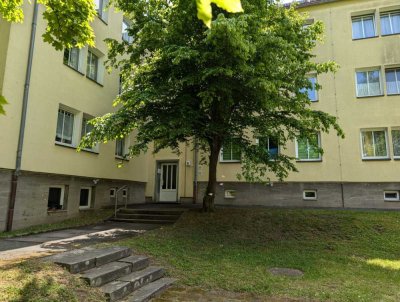SOFORT einzugsbereit: Sanierte Wohnung in ruhiger, grüner Lage! Drei helle Räume // Bad mit Wanne