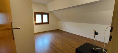 1 Zimmer in gepflegter 2-Zimmer-Dachgeschosswohnung in Daisendorf