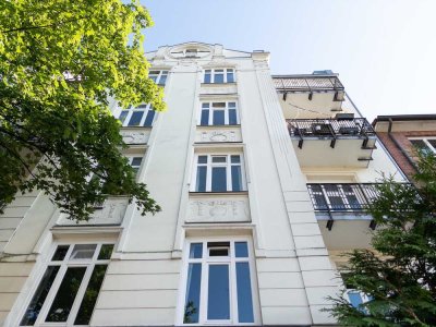 Licht. Luft. Altbauflair. Zwei-Zimmer-Wohnung mit Balkon ins Grüne