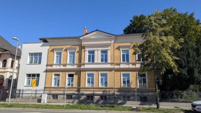 moderne 3-Raum-Wohnung im Erdgeschoss mit Balkon in historischer Altbauvilla zu vermieten