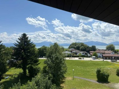 Seeblick, Südsonne, 70er-Stil – 3-Zimmer-DG-Wohnung am Chiemsee, 5 Min. zum Ufer