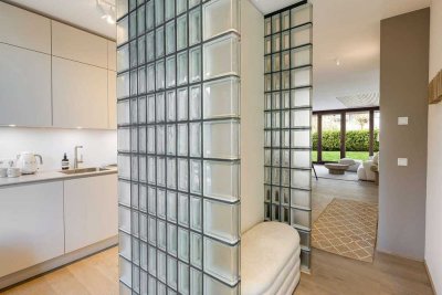 Neubau: Eckhaus mit Liegeinsel im privaten Garten und Seeblick