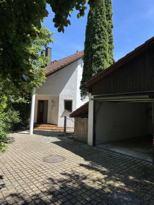 Doppelhaus im Dornröschenschlaf – lichtdurchflutetes 3-Zi-Haus mit Garten, EBK, Garage,ca. 106m2