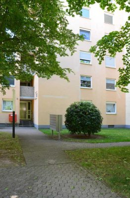 Renovierungsbedürftige, freie 3-Zi-Whg mit Balkon, provisionsfrei