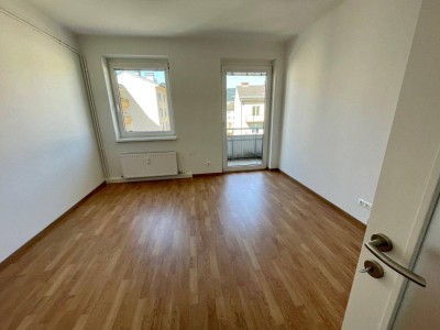 LEITENDORF: Erstbezug nach Teilsanierung | 2 Zimmer | Balkon
