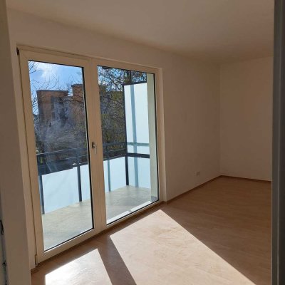 Gepflegte, helle 2-Zimmer-Wohnung mit Balkon und Fahrstuhl.