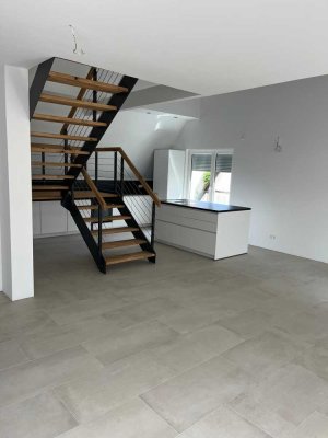 NEUBAU ERSTBEZUG Fahrstuhl mit direktem Zugang in 5,5-Zimmer-Maisonette-Wohnung mit EBK
