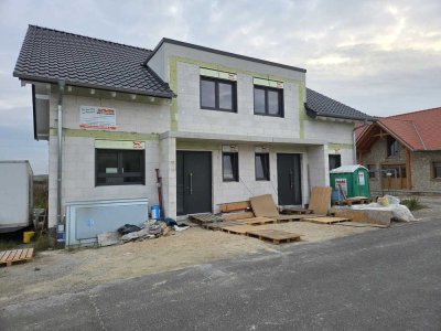 Weinort Stadecken-Elsheim: DHH -Neubau- in erhöhter Randlage.