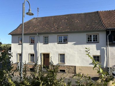 Kernsaniertes Bauernhaus mit Innenhof und Scheune zur befristeten Miete in Sponheim