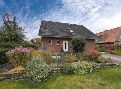 Junges Einfamilienhaus mit Solaranlage auf schönem Grundstück