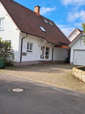 Freundliche und gepflegte 5-Zimmer-Wohnung mit gehobener Innenausstattung mit Balkon in Impflingen