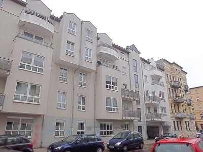 Für Kapitalanleger interessante 2 -Raum-EG-Wohnung mit EBK und Stellplatz in Stadtfeld Ost!