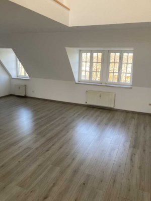 Zentrale und schöne 4,5-Zimmer DG-/Maisonette-Wohnung mit Balkon in Moers