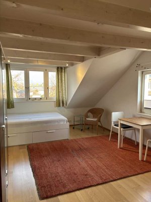Befristet 15.08.-15.12.25.: Möbliertes Dachstudio Nähe Johanneskirche