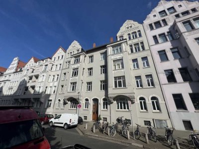 Exklusiv und hochwertig! Denkmalgeschützte 5-Zimmer-Altbauwohnung mit Balkon in Hannover-List