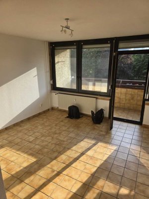 Exklusive, vollständig renovierte 1-Zimmer-Wohnung mit Balkon in Dietzenbach