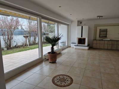 Bungalow mit Einliegerwohnung, barrierefrei, Einfamilienhaus \ Wohnen und arbeiten unter einem Dach