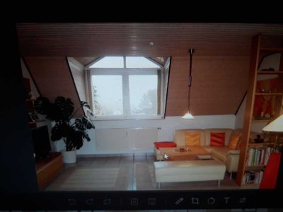 Gepflegte Dachgeschosswohnung mit drei Zimmern und Balkon in Attenkirchen