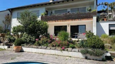 Geräumige 4-Zimmer Souterrainwohnung an Hanglage mit Kaminofen, Garten und Pool zur Miete