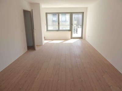 Fast komplett renovierte, teilsanierte Wohnung mit 4,5 Zimmern, 2 Balkonen und Garage
