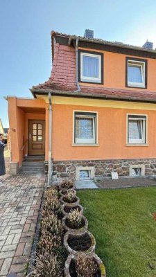 Klein aber mein! Teilsaniertes Reihenendhaus mit gepflegtem Grundstück in Roßwein zum Verkauf