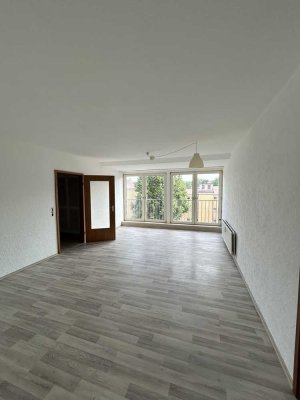 Renovierte 3-Zimmer DG-Wohnung inklusive Einbauküche