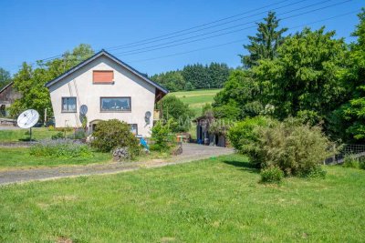 **NATUR PUR** 3-Parteienhaus mit Nebengebäuden (Stallungen, Remisen), 2. Bauparzelle + Weideland
