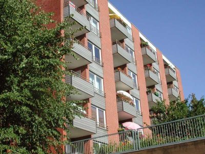 Frisch saniert - geräumige 2 Zimmer Wohnung mit Balkon