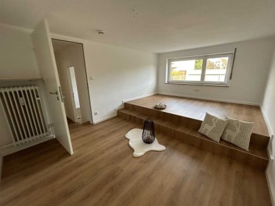 Keine Wohnung von der Stange!  Renovierte 2,5 Zi.-Erdgeschoßwhg., Süd-West-Terrasse ! Kleine Anlage.