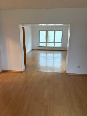 Modernisierte 5-Zimmer-Wohnung mit Balkon in Großwallstadt